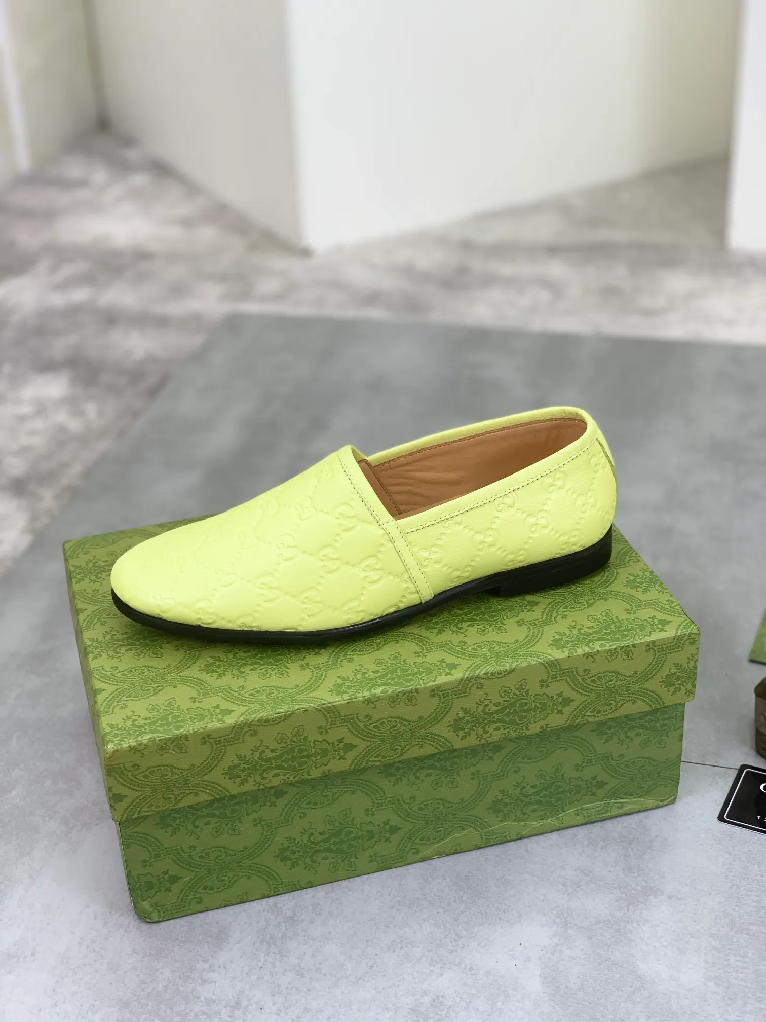Men's Men's Shoes 💰P500💰【New Style】Water-dyed Niuli Gucci's most popular selection of lazy slip-on leather shoes (Gucci) official website latest Gucci lazy leather shoes, hot style 💥 simple and elegant style, exclusive for trendy men. Unique official website latest brand original double G embossing Elements 👑 Original Gucci decoration, fashionable and elegant, fabric original calfskin ✅ fully imported first-layer cowhide lining, official website designated wear-resistant, rubber business outsole, classic model taken at the counter in real life 🎬38-44 Various colors available